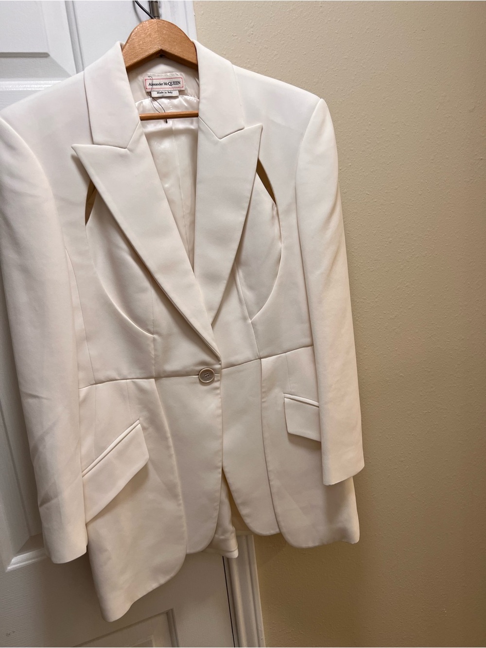 Alexander McQueen Ivory Sculpted Single-Button Blazer